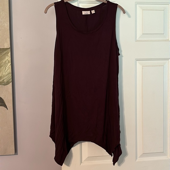 Like new set of 3 Logo tanks - Picture 6 of 7